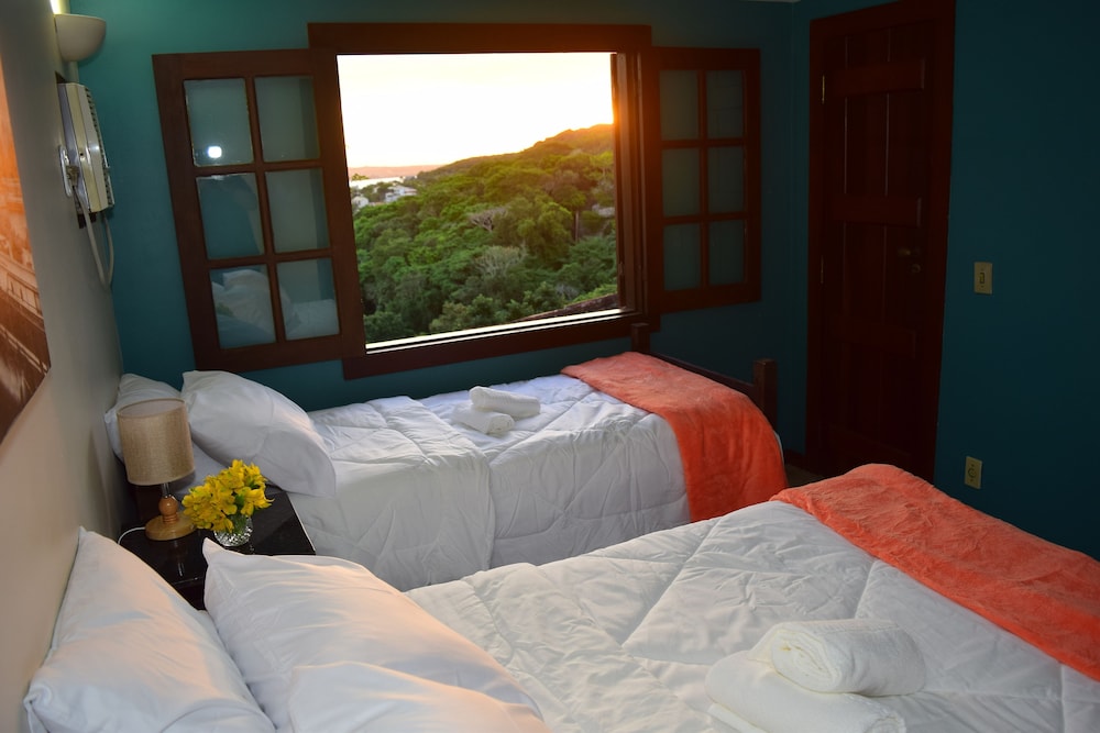 Triple Room, Shared Bathroom (Praia Azedinha)