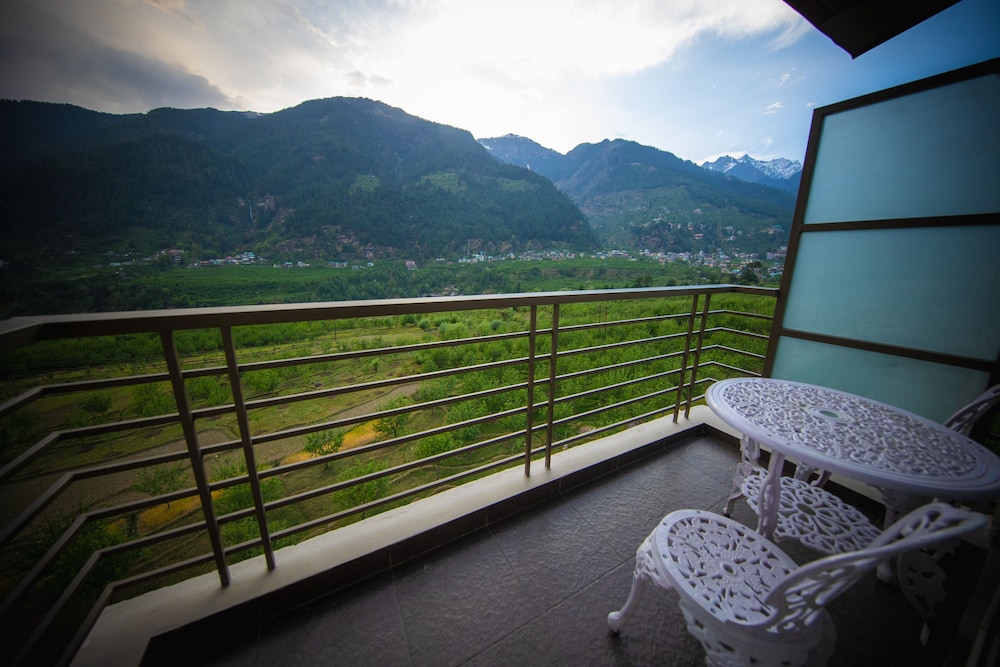 Superior Room with Private Balcony - Photo 4