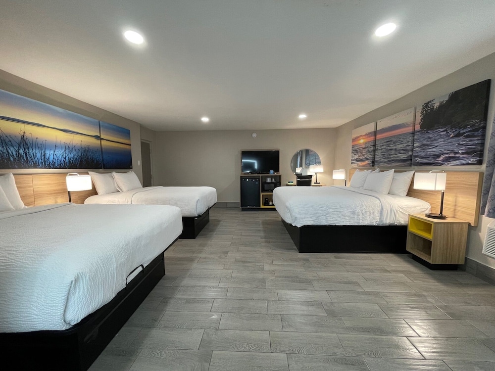 2 Queen Beds and 1 King Bed, Suite, Non-Smoking
