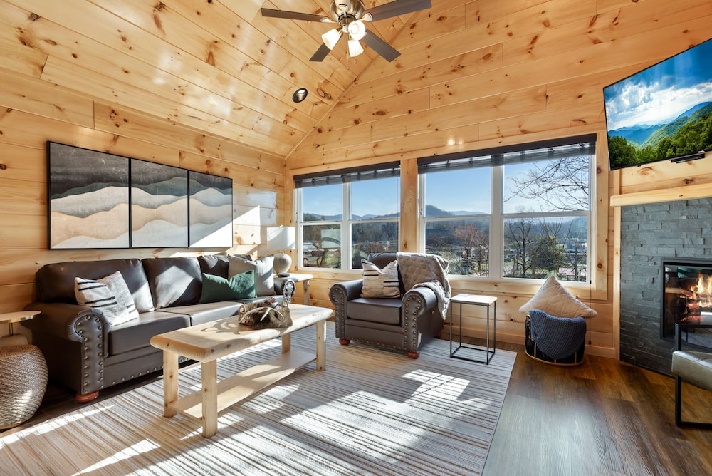 Signature Cabin, Multiple Bedrooms, Hot Tub, River View