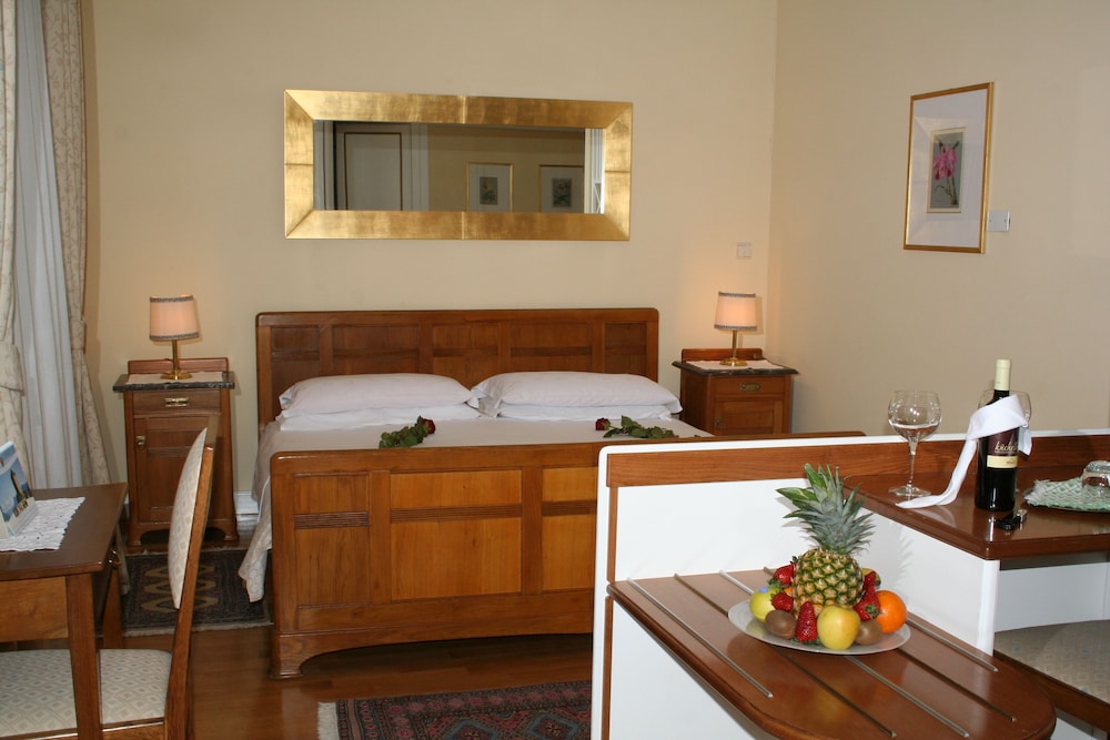 Double or Twin Room - Photo 5