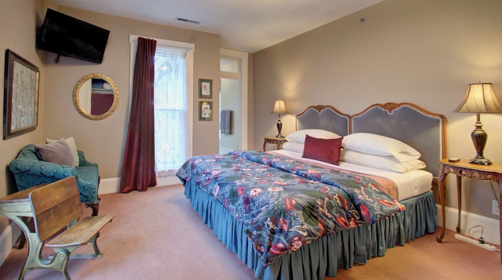 Caldwell Premium Suite photo 1