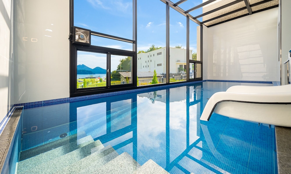 KIDS 03 Pool Villa