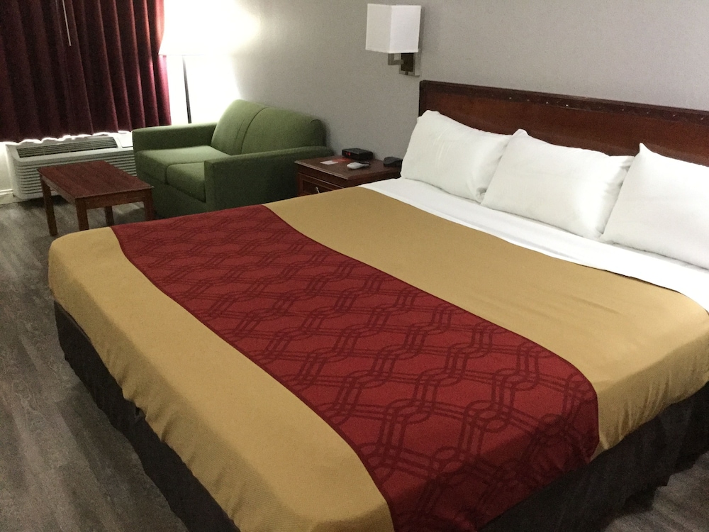 Room, 1 King Bed, Non Smoking - Photo 12