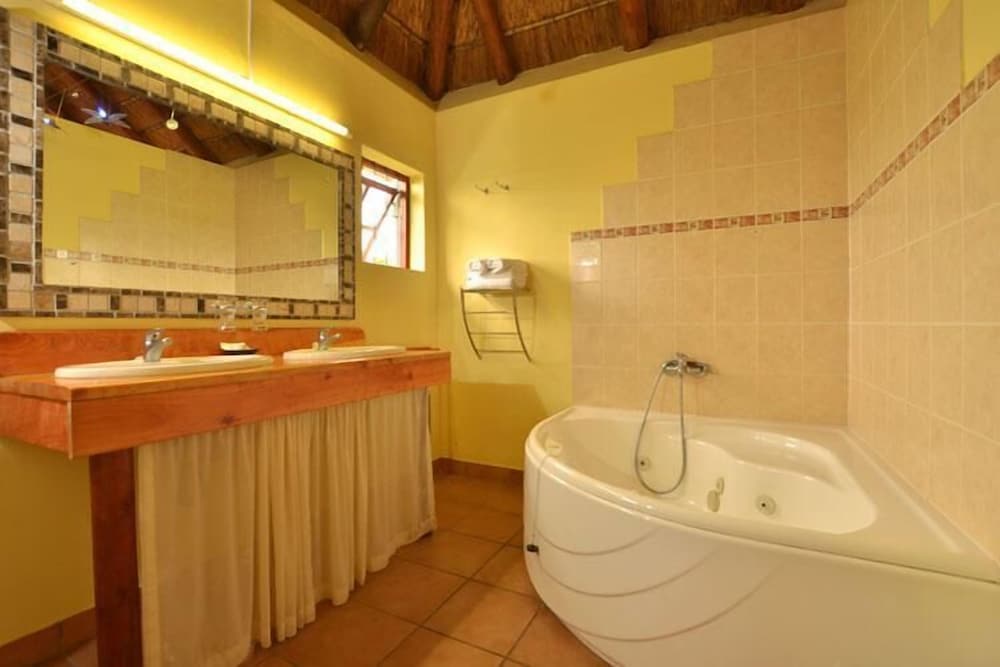 Luxury Poolside Room photo 2