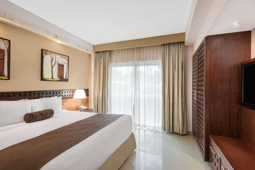 Deluxe Room, 1 King Bed photo 1