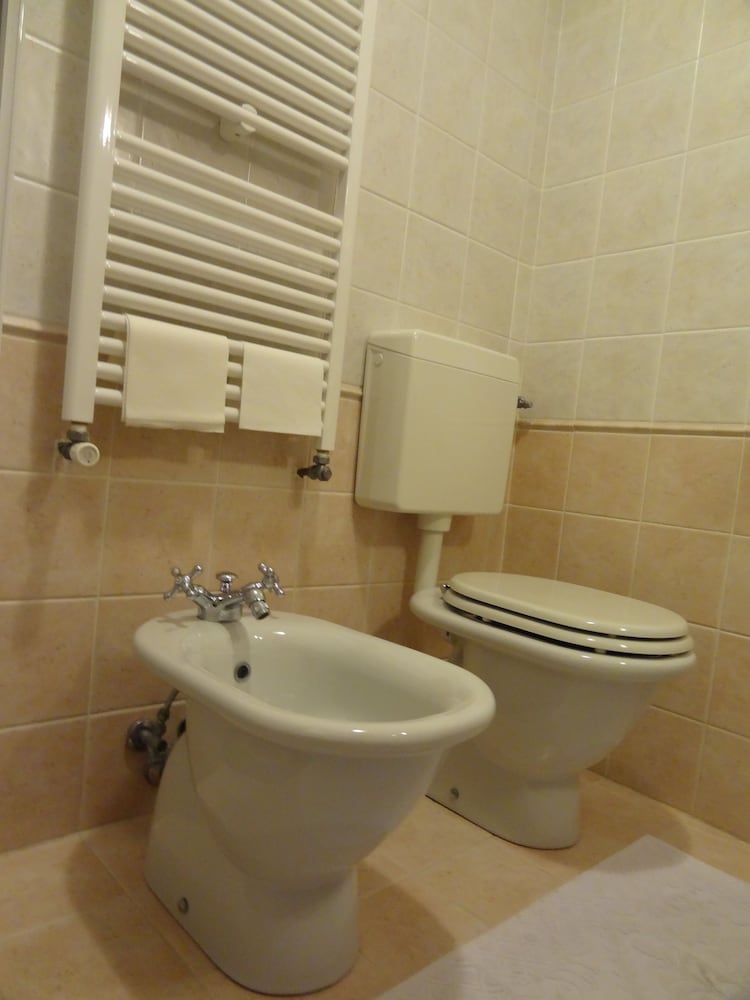 Economy Single Room, Shared Bathroom photo 3