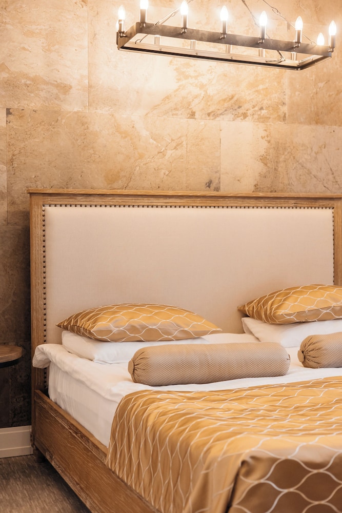 Standard Double Room, 1 King Bed - Photo 9
