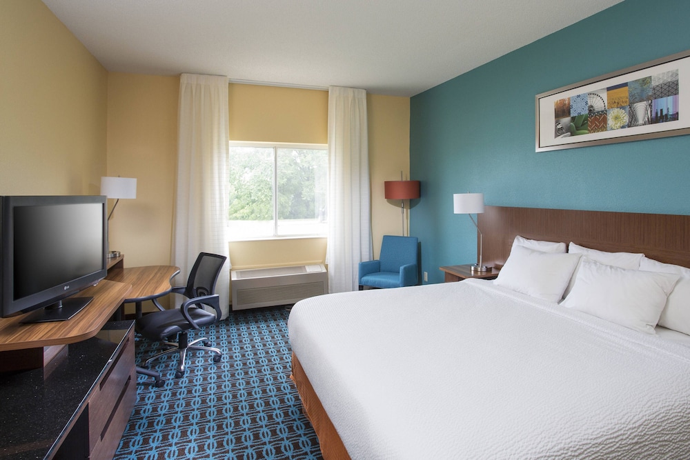 Room, 1 King Bed (Mobility/Hearing Access, Transf Shwr) - Photo 4