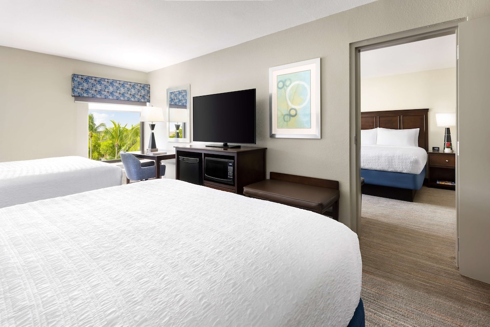 Family Suite, 1 King Bed, Non Smoking photo 2