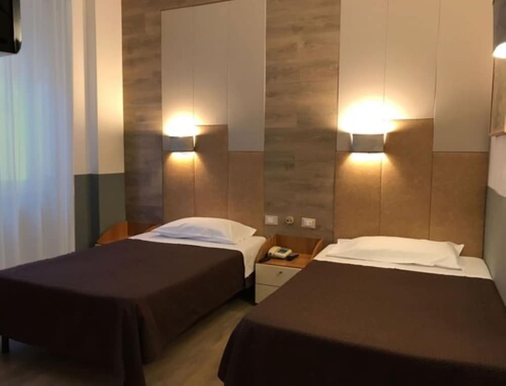 Classic Twin Room - Photo 4