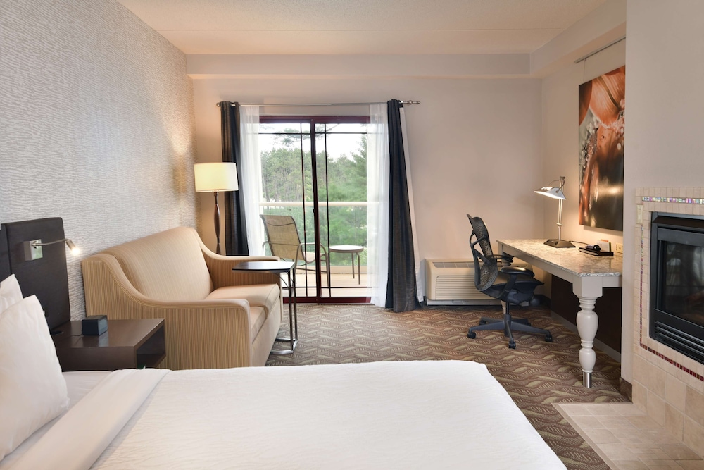 Deluxe Room, 1 King Bed, Balcony photo 1