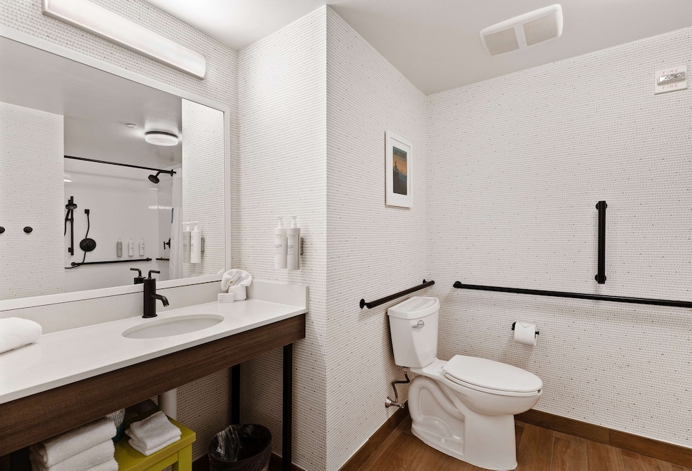 Suite, 1 King Bed, Accessible, Bathtub (Mobility, Hearing, Nonsmoking) - Photo 2