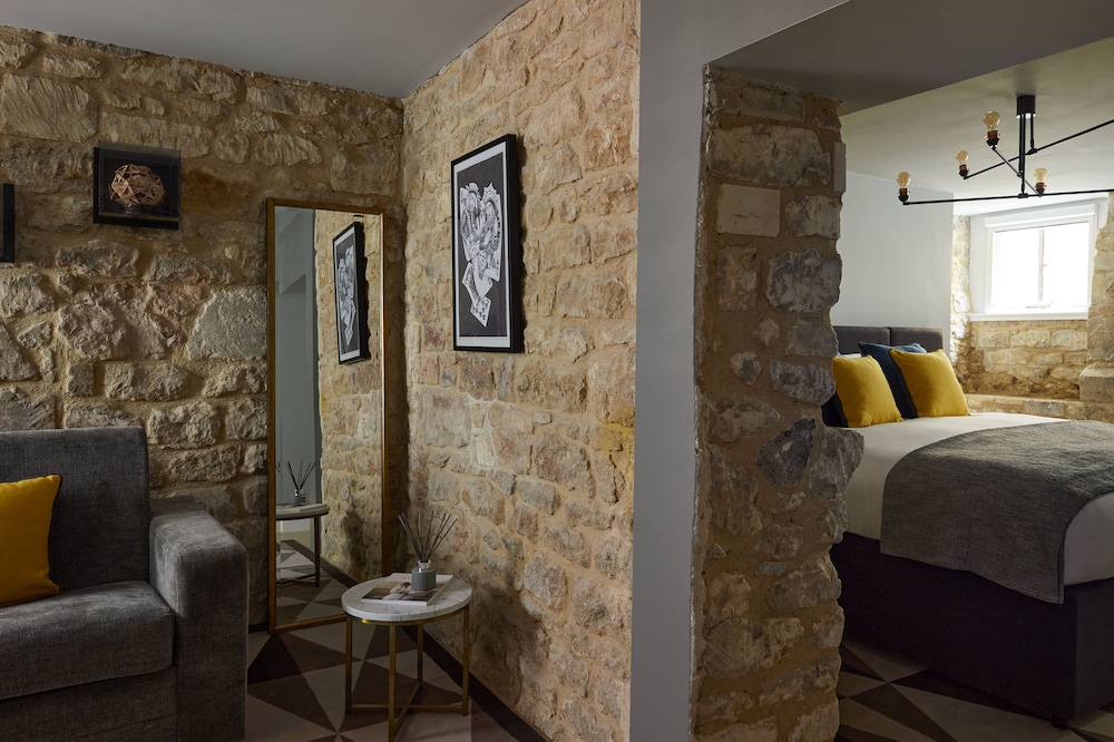 Suite, 1 King Bed (Underground Vaulted) photo 3