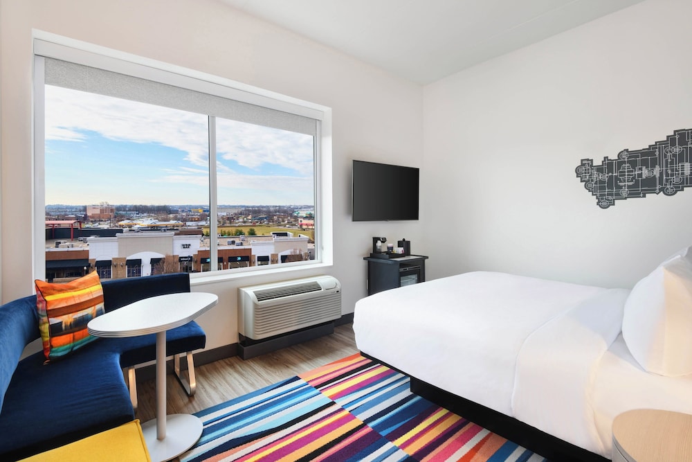 Room, 1 King Bed (Hearing Accessible) - Photo 3