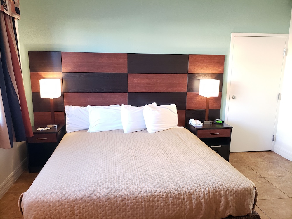 Standard Room, 1 King Bed, Accessible, City View photo 1