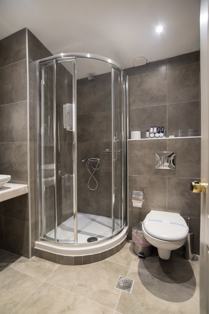 Super Triple Room with Balcony - Photo 8