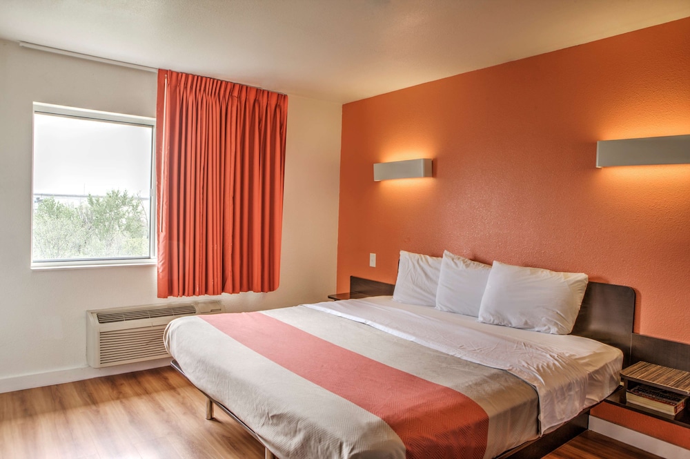 Deluxe Suite, 1 King Bed, Non Smoking, Hot Tub photo 1