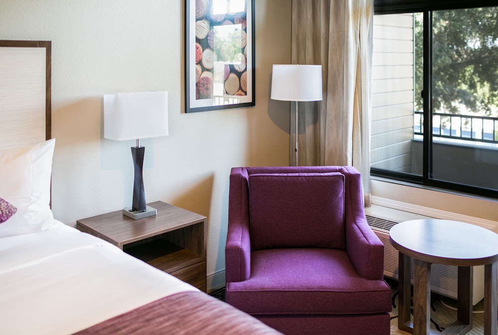 Room, 1 King Bed, Non Smoking - Photo 4