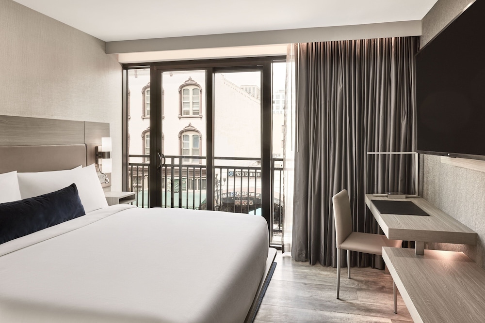 Room, 1 King Bed, Balcony - Photo 2