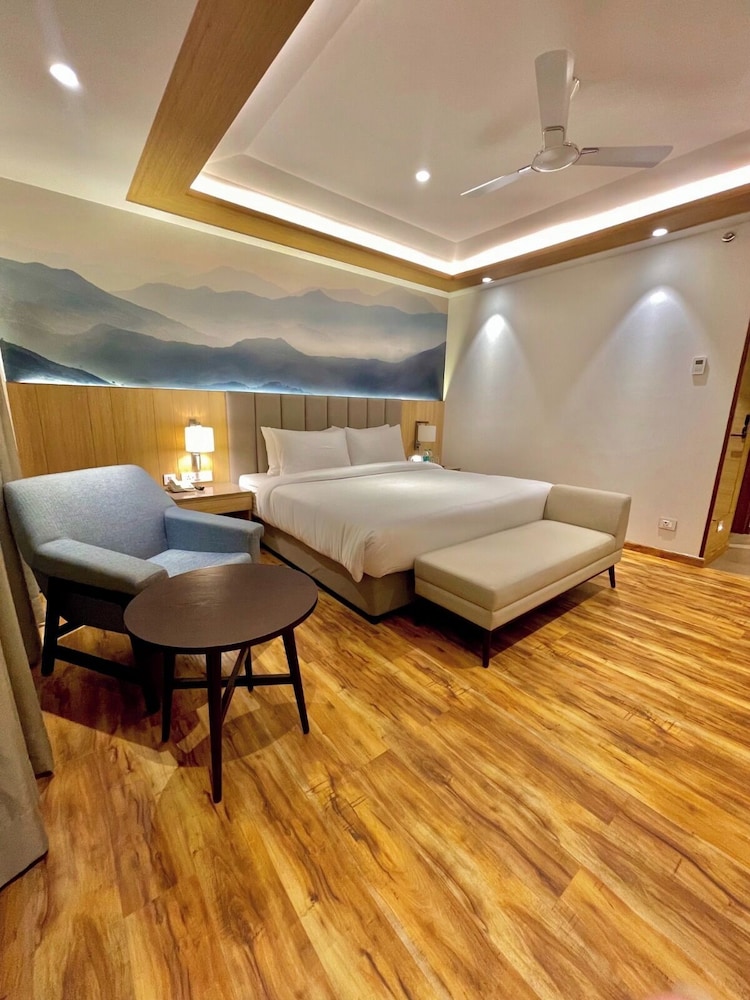 Superior Room, 1 King Bed, Non Smoking, City View