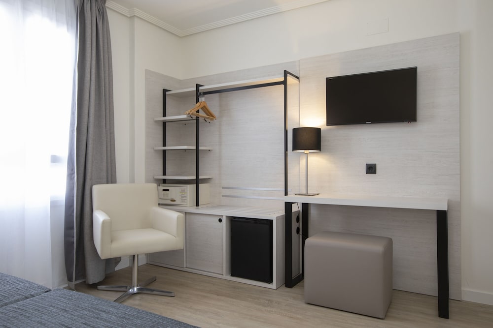 Double or Twin Room (Single Use) - Photo 6