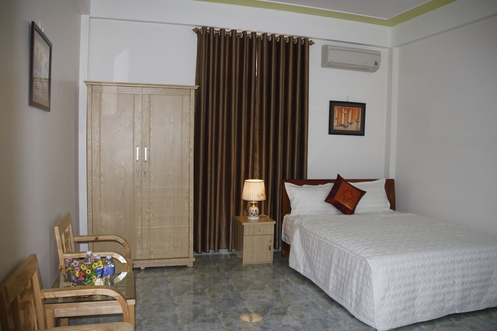 Deluxe Room, 1 Queen Bed photo 3