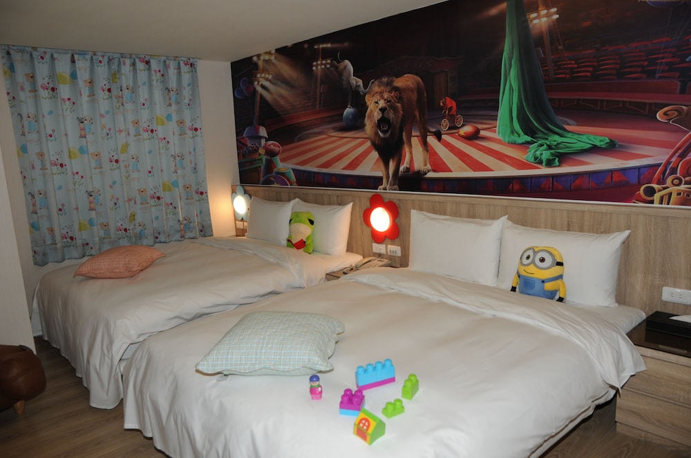 Standard Quadruple Room, 2 Double Beds - Photo 4