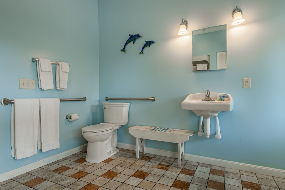Room 6: Queen bed, full pullout,private bath photo 2