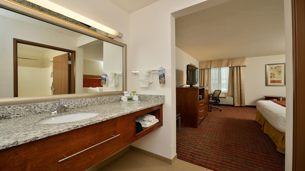 Room, 1 King Bed, Accessible, Non Smoking (Hearing) - Photo 2