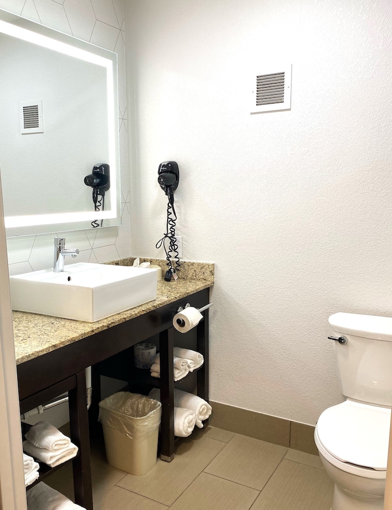 Suite, Multiple Beds, Non Smoking - Photo 9