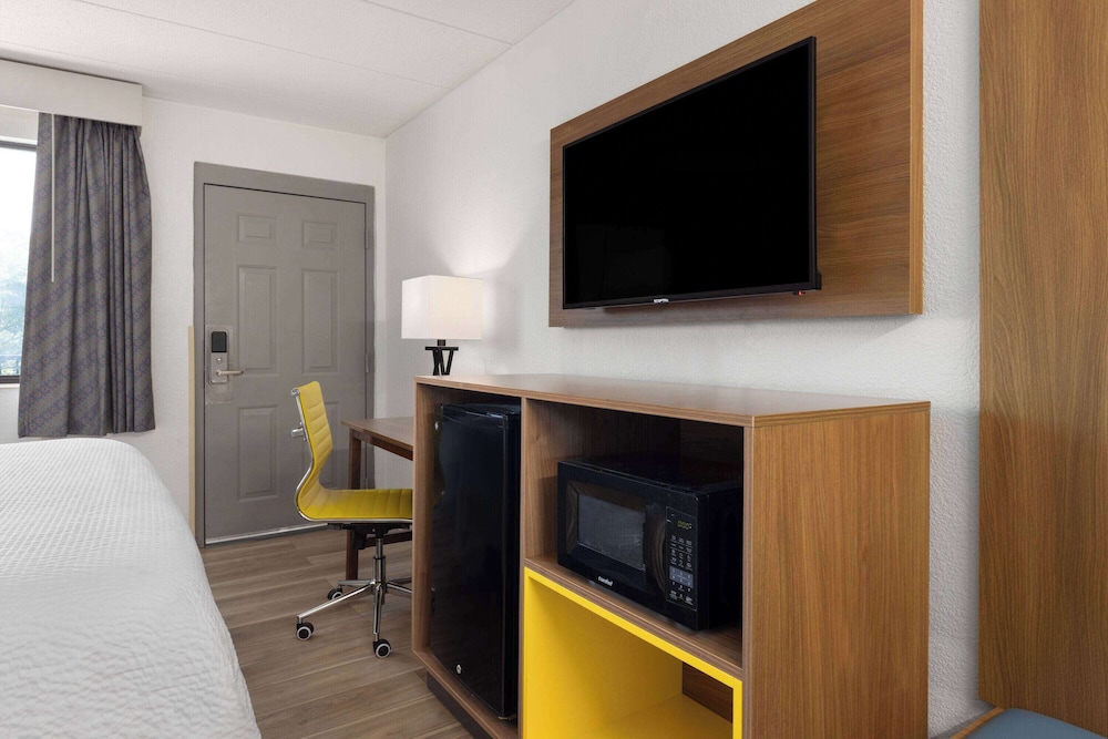 Room, 1 King Bed, Accessible, Non Smoking (Mobility, Bathtub W/Grab Bars) - Photo 3