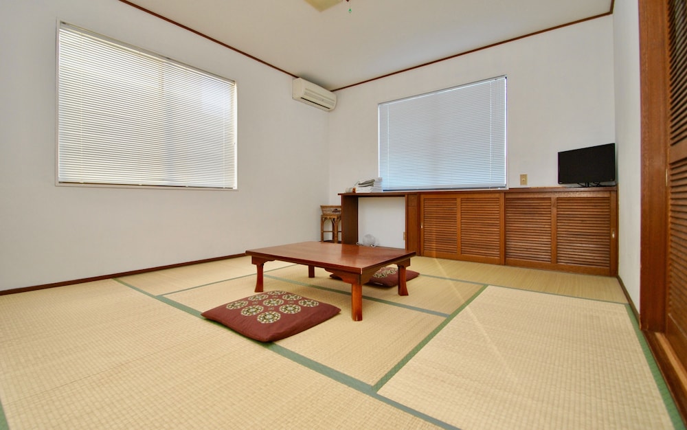 Tatami Room with Shared Washrooms and Bathrooms photo 1