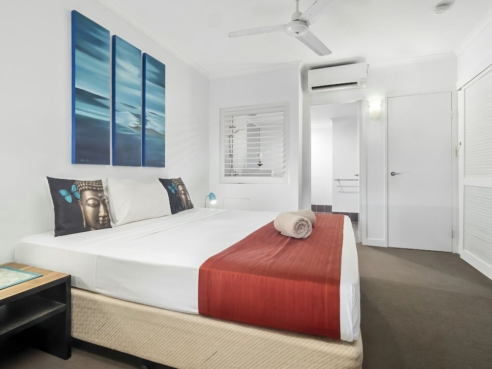 Deluxe Apartment, 1 King Bed, Poolside photo 1