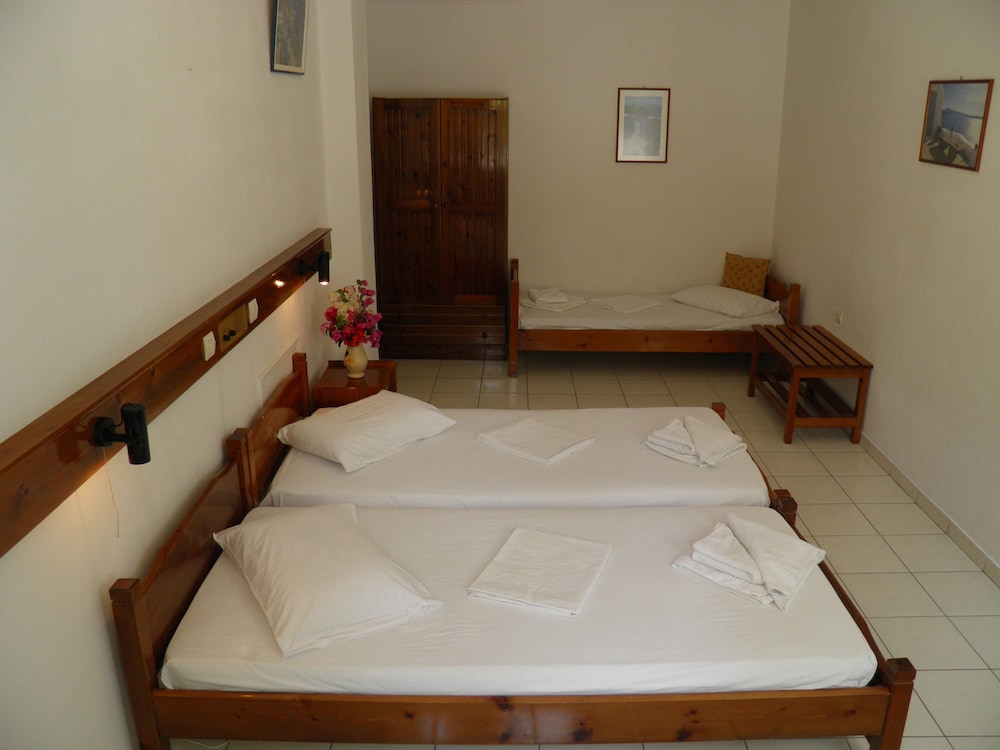 Economy Triple Room - Photo 3