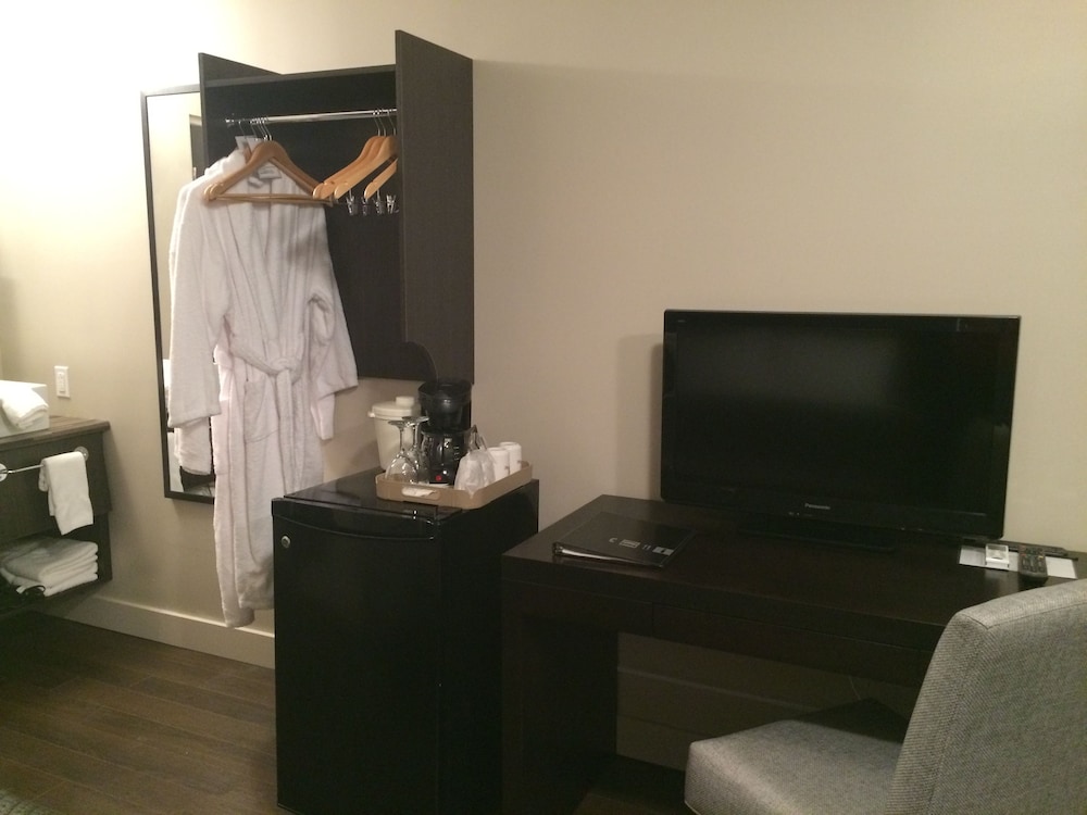 Economy Double Room, 2 Double Beds, River View photo 3