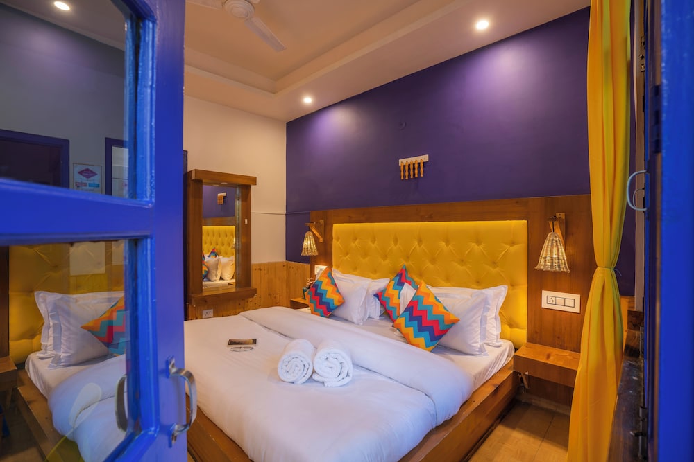 Deluxe Double Room with Ensuite Bathroom with View and Balcony - Photo 4