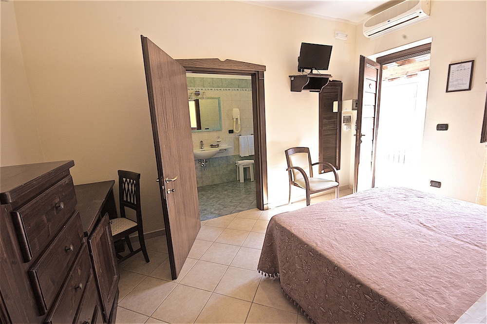 Standard Double Room - Photo 10