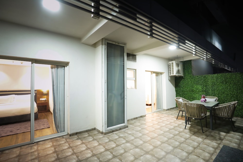 Deluxe Suite with Private Terrace - Photo 12