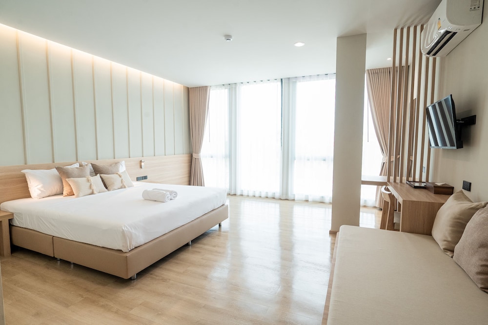 Deluxe King Bed Room - Photo 1