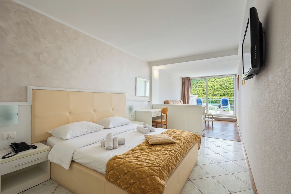 Standard Quadruple Room, Balcony, Partial Sea View photo 1