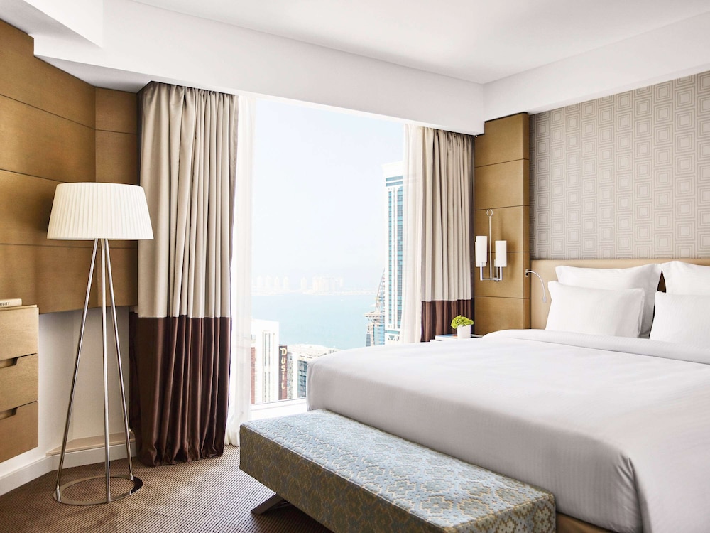 Executive Suite, 1 King Bed, Club Lounge Access