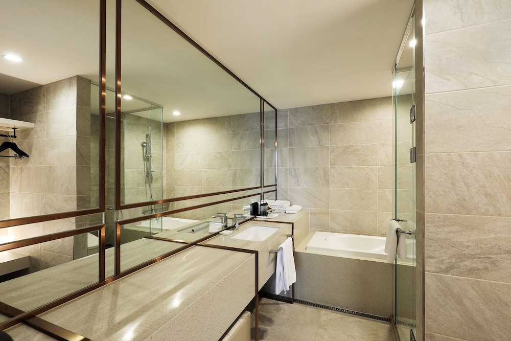 Queen Suite (Complimentary Pool Access for 4) - Photo 15