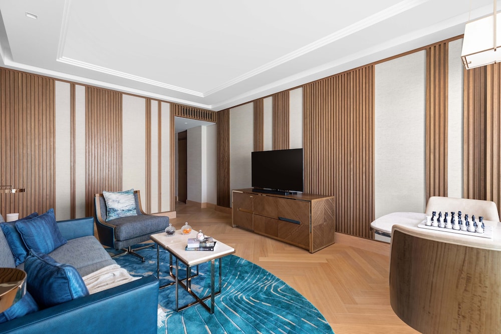 Luxury Suite Sea View King Bed with Sofa Bed and Club Lounge Access