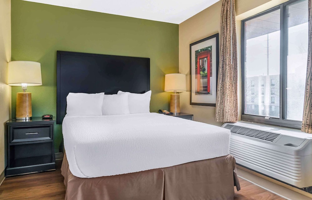 Deluxe Studio, 1 Queen Bed with Sofa bed, Non Smoking - Photo 1