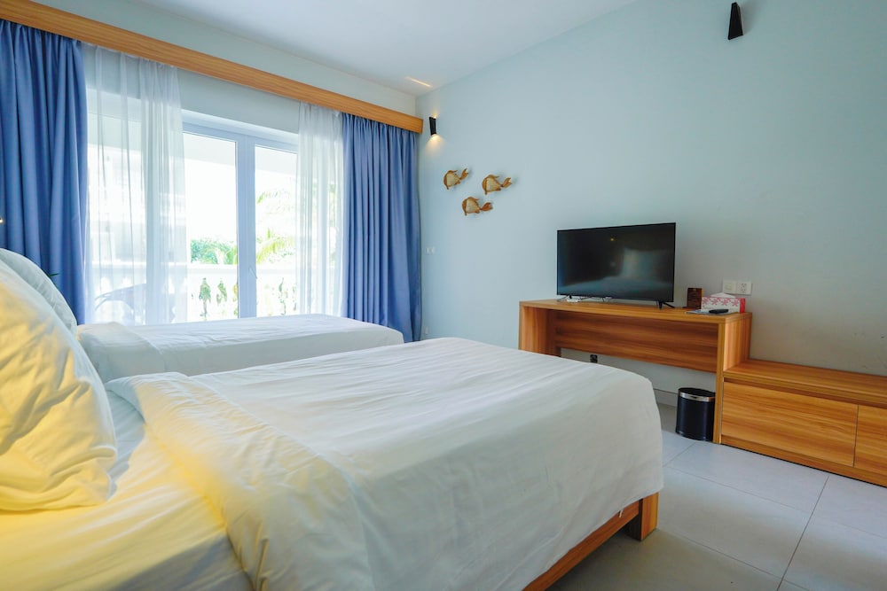 Premium Twin Room, Pool View photo 3