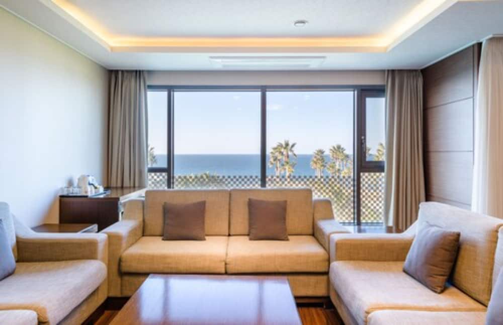 Royal Family Suite  (Breakfast for 4 included/Rates for 4 guests/Surcharge on-site for more than 4) photo 1