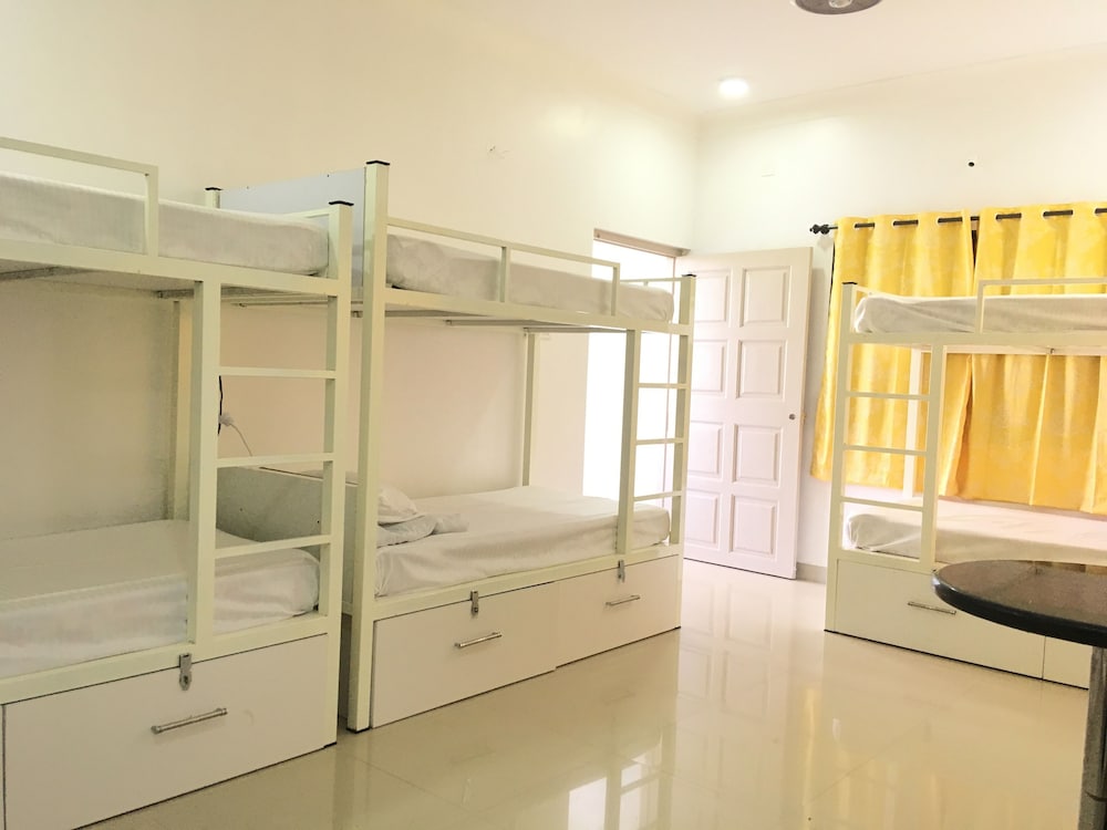 6 Bed Deluxe Mixed Dormitory photo 1