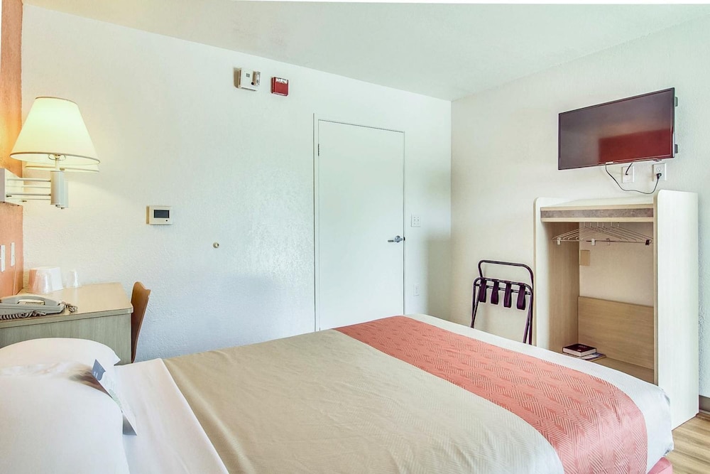 Premium Room, 1 Double Bed, Non Smoking, Refrigerator & Microwave - Photo 4