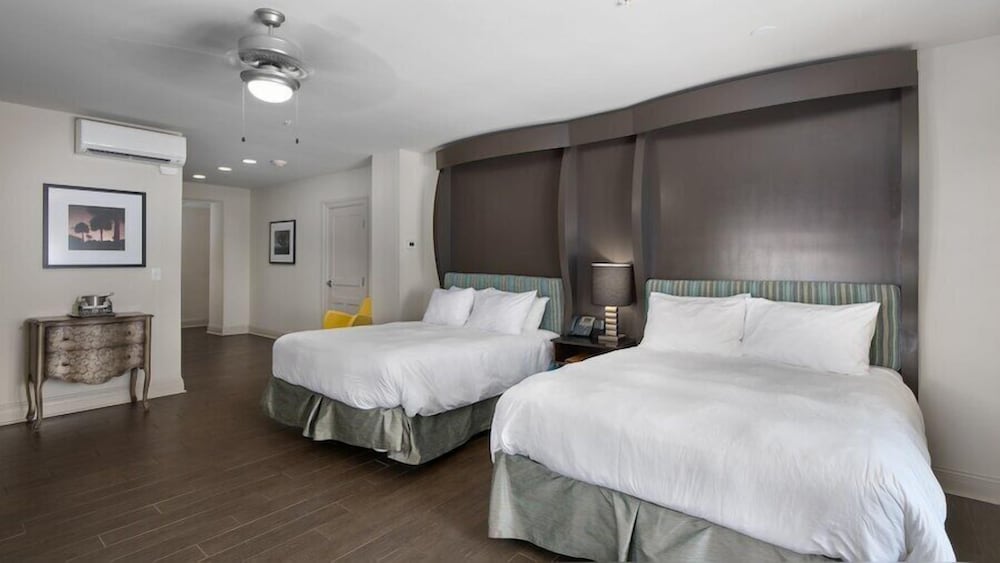 2 Queen Beds photo 1